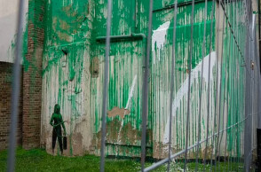 Άγνωστοι έριξαν λευκή μπογιά στο τελευταίο έργο του Banksy στο Λονδίνο