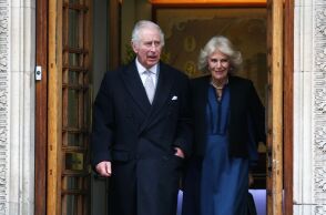 Βασιλιάς Κάρολος: «Τα πάει πολύ καλά» είπε η Καμίλα σε πολίτες