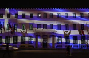 Εντυπωσιακές εικόνες από τη φωταγώγηση του Δημαρχιακού Μεγάρου ενόψει της Εθνικής Επετείου 