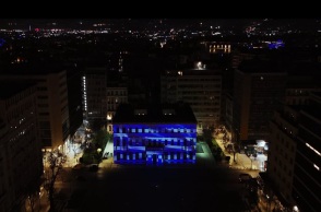 Φωταγωγείται το Δημαρχιακό Μέγαρο Αθηνών με την Ελληνική Σημαία για την 25η Μαρτίου 