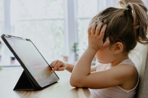 Τα παιδιά «κολλούν» στις οθόνες - Αυξημένος χρόνος και μειωμένη σωματική δραστηριότητα στην προσχολική ηλικία