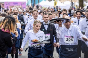 Αναβίωσε ο εμβληματικός αγώνας σερβιτόρων «Course des Cafés» στο Παρίσι