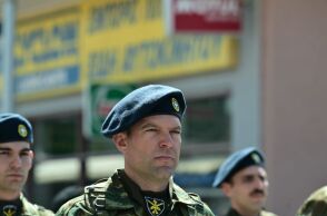 Ο Στέφανος Κασσελάκης παρέλασε με το άγημα στη Θήβα για την 25η  Μαρτίου © ΤΑΤΙΑΝΑ ΜΠΟΛΑΡΗ/EUROKINISSI