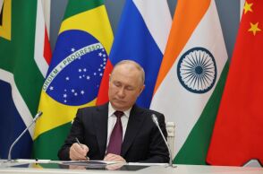 Ο Πούτιν εμβαθύνει τις σχέσεις με τους δικτάτορες Κεντρικής και Δυτικής Αφρικής