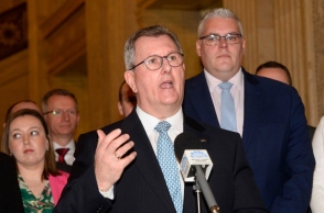 Παραιτήθηκε ο αρχηγός των Δημοκρατικών της Β. Ιρλανδίας για σεξουαλικά αδικήματα