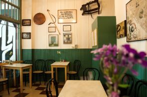 4 στέκια με χαλαρή διάθεση, τραπεζάκια έξω και νοστιμιά στα 15  ευρώ