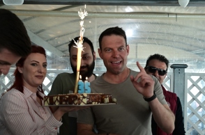 Ο Στέφανος Κασσελάκης γιόρτασε τα 35α γενέθλιά του μετά την ορκωμοσία του στη Θήβα (Βίντεο)