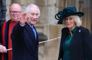 Έκπληξη από τον βασιλιά Κάρολο - Πλησίασε τα πλήθη μετά την Θεία Λειτουργία