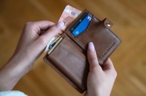 Από αύριο 1η Απριλίου ο νέος κατώτατος μισθός - Ποια επιδόματα αυξάνονται 