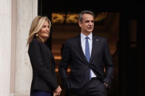 Η Μαρέβα Μητσοτάκη και ο Κυριάκος Μητσοτάκης στην είσοδο του Μεγάρου Μαξίμου 