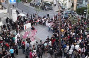 Διαμαρτυρία στο σημείο δολοφονίας της Κυριακής, έξω από το ΑΤ Αγίων Αναργύρων