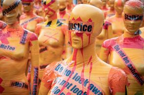 Στιγμιότυπο από διαμαρτυρία για τις γυναικοκτονίες και την έμφυλη βία