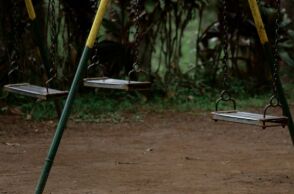 Τρεις άδειες κούνιες σε μια αυτοσχέδια παιδική χαρά, όπου θα μπορούσαν να παίζουν η Μαντλίν, ο Μπεν και ο Άλεξ