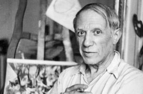 Ο Πικάσο ποζάρει στο ατελιέ του στο Παρίσι, στη διάρκεια διαλείμματος