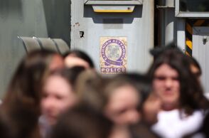 Στιγμιότυπο από διαμαρτυρία έξω από το ΑΤ Αγίων Αναργύρων για τη δολοφονία της Κυριακής Γρίβα