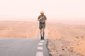 O Ρας Κούκ, ένας Άγγλος δρομέας μεγάλων αποστάσεων κατάφερε να τερματίσει χθες Κυριακή στο βορειότερο σημείο της Αφρικής