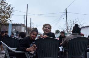 Παιδιά χαιρετούν τον φωτογραφικό φακό στον οικισμό Ρομά Αγία Σοφία στα Διαβατά Θεσσαλονίκης