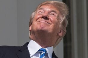 Έκλειψη ηλίου: Ο Μπάιντεν τρόλαρε τον Τραμπ