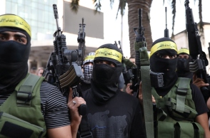 Μέλη των Ταξιαρχιών Al-Aqsa, της ένοπλης πτέρυγας του παλαιστινιακού κινήματος Φατάχ, κρατούν όπλα κατά τη διάρκεια συγκέντρωσης για την υποστήριξη του Παλαιστίνιου κρατούμενου και καρκινοπαθούς Nasser Abu Hamid στην πόλη Nablus στη Δυτική Όχθη