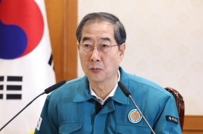 Ο πρωθυπουργός της Νότιας Κορέας Χαν Ντοκ-σου μιλάει κατά τη διάρκεια συνάντησης υπουργών στο κυβερνητικό συγκρότημα στη Σεούλ