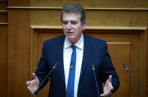 Ο υπουργός Προστασίας του Πολίτη, Μιχάλης Χρυσοχοΐδης μιλάει από το βήμα της Βουλής
