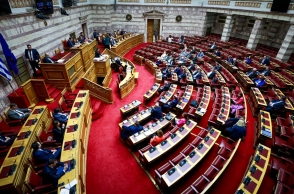 Πανοραμική άποψη του ελληνικού κοινοβουλίου με βουλευτές