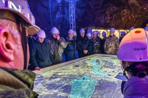 Σουηδοί στρατιωτικοί όρθιοι γύρω από τραπέζι με χάρτες