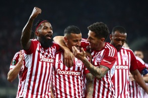 Ο Ολυμπιακός επικράτησε της Φενέρ και οι παίχτες του πανηγυρίζουν το γκολ 