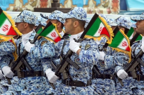 Μέλη της Πολεμικής Αεροπορίας της Ισλαμικής Δημοκρατίας του Ιράν παρελαύνουν κρατώντας όπλα και ιρανικές σημαίες