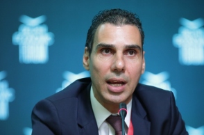 Ο υφυπουργός Υγείας Μάριος Θεμιστοκλέους μιλάει στο μικρόφωνο καθισμένος