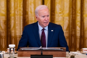 Ο πρόεδρος των ΗΠΑ, Τζο Μπάιντεν καθισμένος μπροστά σε μικρόφωνο