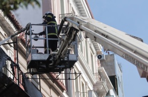 Ένας νεκρός σε φωτιά που ξέσπασε σε ξενοδοχείο στην οδό Λιοσίων