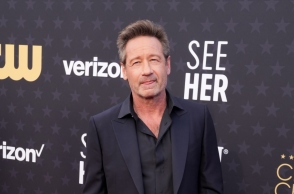 Ο David Duchovny ορθιος με σκούρο κουστούμι
