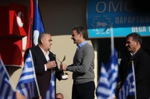  Ο Φρέντη Μπελέρης παραλαμβάνει βραβεοί από τον Κυριάκο Μητσοτάκη