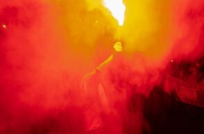 Ιρανοί πανηγυρίζουν μετά την επίθεση κατά του Ισραήλ