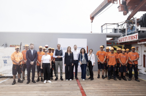 Mητσοτάκης: Επίσκεψη στο πλοίο «Typhoon»