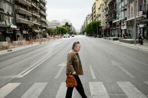 Η κυρία περνάει τη διάβαση στο δρόμο 