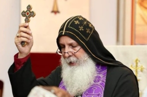 Ο επίσκοπος Μαρ Μαρί Εμάνουελ κρατώντας σταυρό