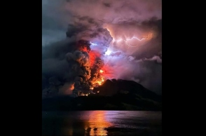 Έκρηξη ηφαιστείου με λάβα, καπνούς και στάχτη