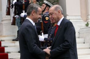 Στιγμιότυπο από τη συνάντηση Μητσοτάκη - Ερντογάν στην Αθήνα. Η άφιξη Ερντογάν στο Μαξίμου