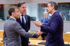 Ο πρωθυπουργός Κυριάκος Μητσοτάκης στη Σύνοδο Κορυφής στις Βρυξέλλες με τον Μακρόν και τον Ρόυτε