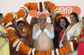 Ο Ινδός πρωθυπουργός Ναρέντρα Μόντι χαιρετάει με τα χέρια ενωμένα ανάμεσα σε μέλη το κόμματος