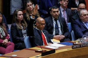 Ο Αντιπρόσωπος των ΗΠΑ, Ρόμπερτ Γουντ σηκώνει το χέρι του για να υποδείξει την ψήφο του κατά της ένταξης της Παλαιστίνης στα Ηνωμένα Έθνη 