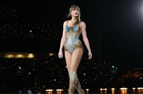 Η Taylor Swift στη σκηνή με μικρόφωνο στο χέρι