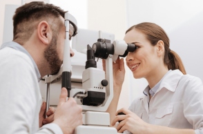 Οφθαλμίατρος εξετάζει ασθενή