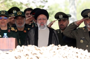 Ο Ιρανός Πρόεδρος Ebrahim Raisi ανάμεσα από Ιρανούς στρατηγούς 