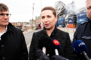 Η πρωθυπουργός της Δανίας μιλάει σε μικρόφωνο 