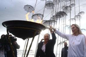 Η Ολυμπιονίκης, Τασούλα Κελεσίδου μαζί με τον δήμαρχο Θεσσαλονίκης, Στέλιο Αγγελούδη, ανάβουν τον βωμό κρατώντας την ολυμπιακή φλόγα