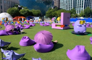 Μωβ καθίσματα σε γκαζόν