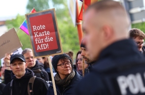 Γερμανοί διαδηλώνουν κατά του κόμματος AFD μπροστά από αστυνομικούς